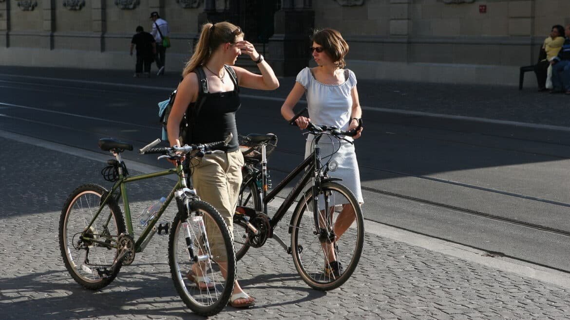 Dos chicas paseando con bicicleta