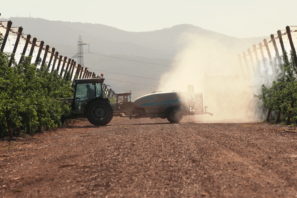 Tractor regando campo