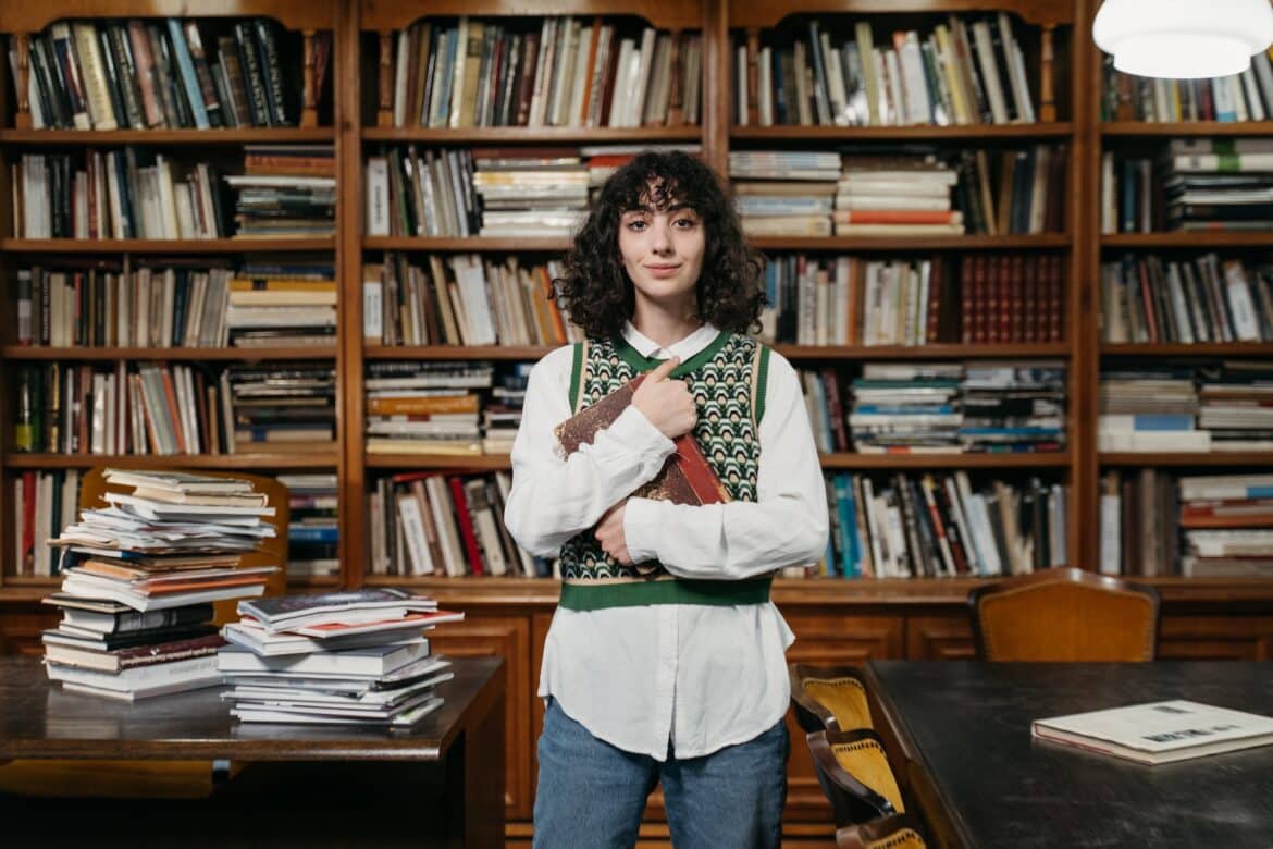 Foto de Tima Miroshnichenko: https://www.pexels.com/es-es/foto/mujer-libros-de-madera-estudiante-9572672/