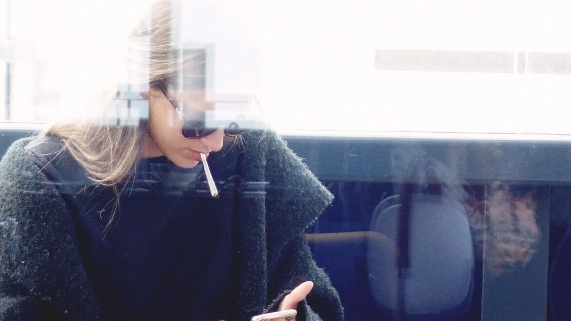 Chica fumando - tabaco - fumar