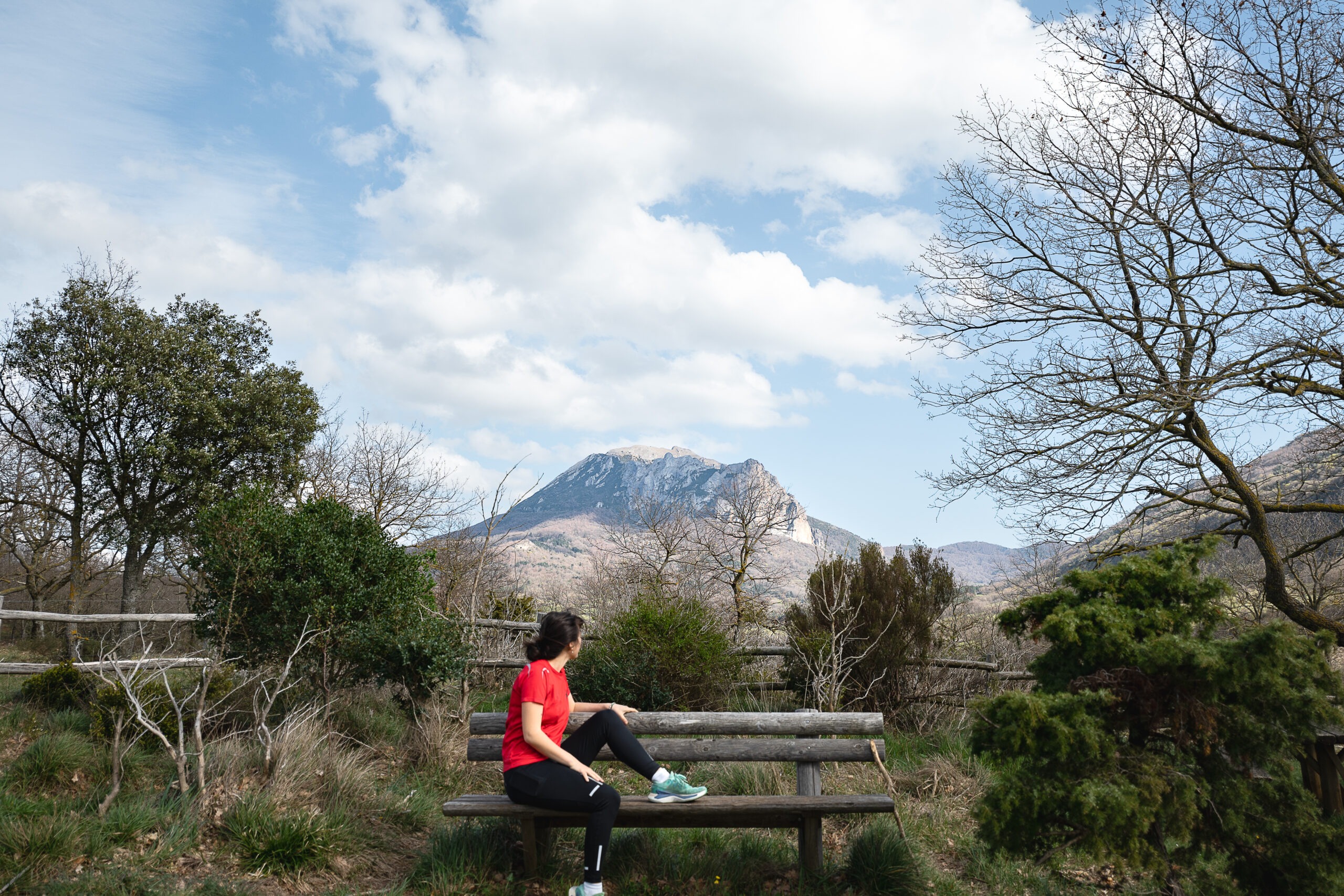 bugarach-2026-04-pic-femme-banc-observation-rpa-by-conteurs-adt-aude