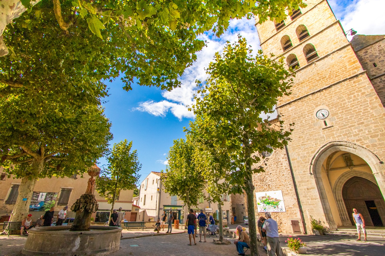montolieu-2018-08-place-fontaine-eglise-by-c-deschamps-adt-aude