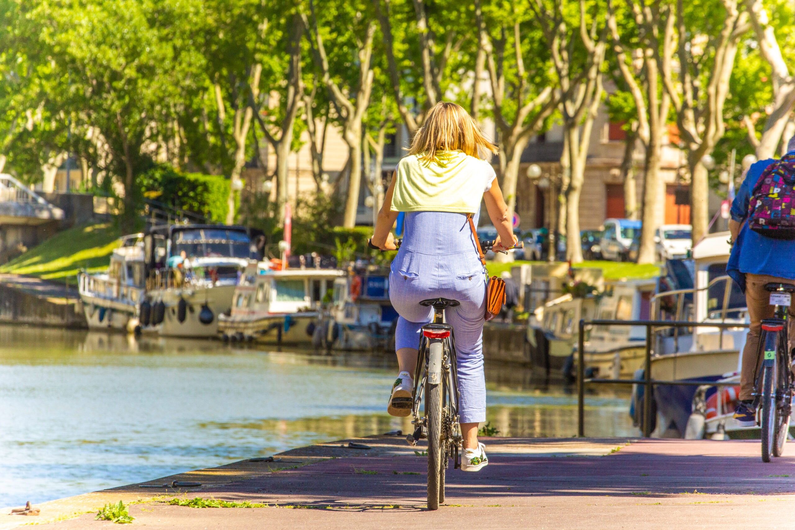 narbonne-2019-05-canal-robine-peniche-velo-by-c-deschamps-adt-aude-01