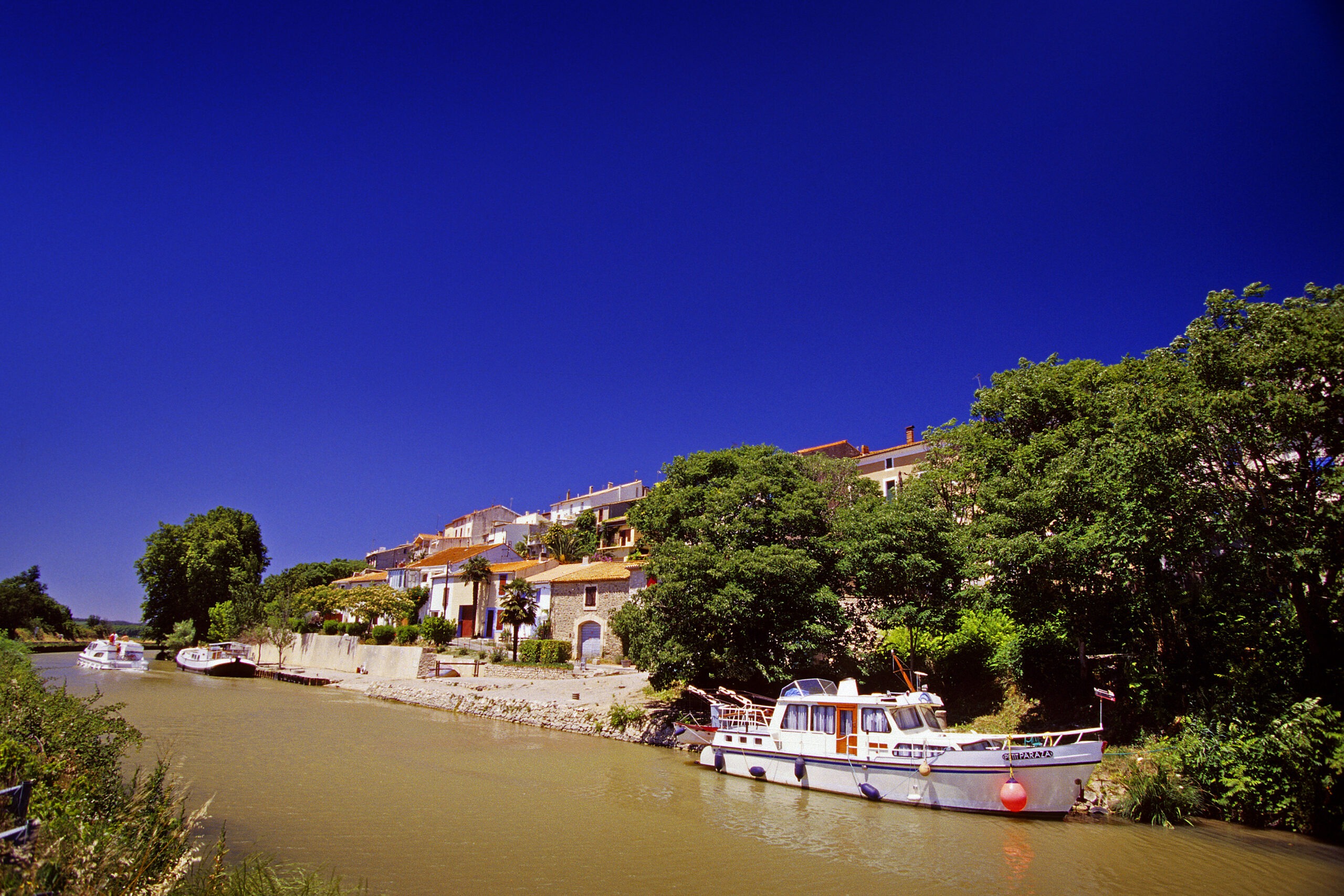 paraza-2019-05-canal-midi-peniche-facade-by-c-deschamps