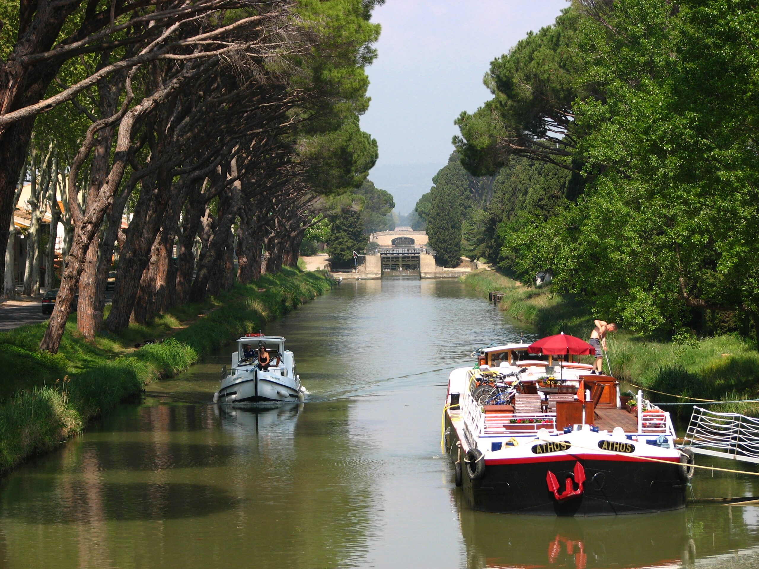 salleles-d-aude-2007-04-canal-midi-jonction-peniche-by-nancy-wikimedia
